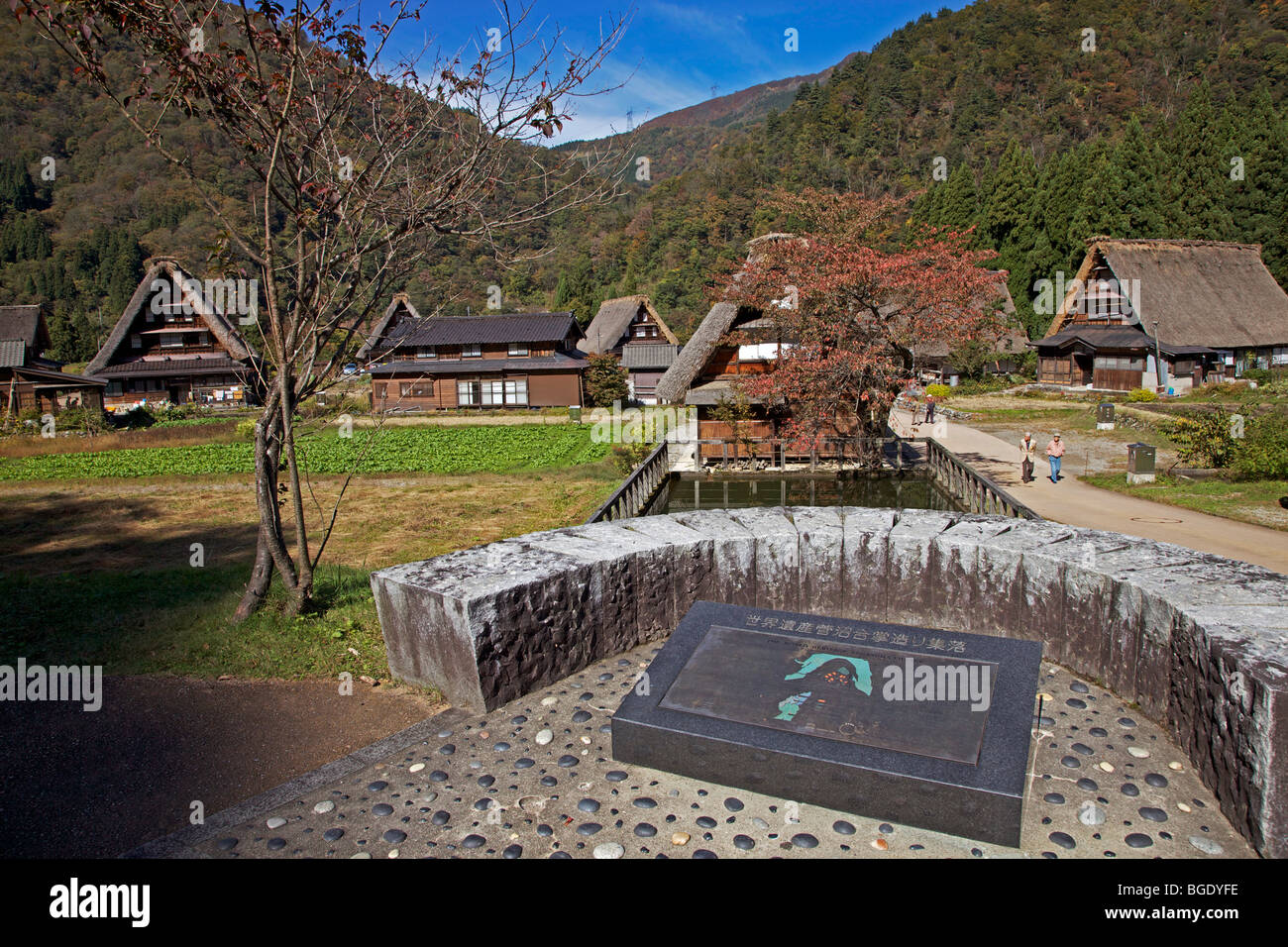 Fattorie con il tetto di paglia del villaggio Suganuma, Prefettura di Toyama, Giappone Foto Stock