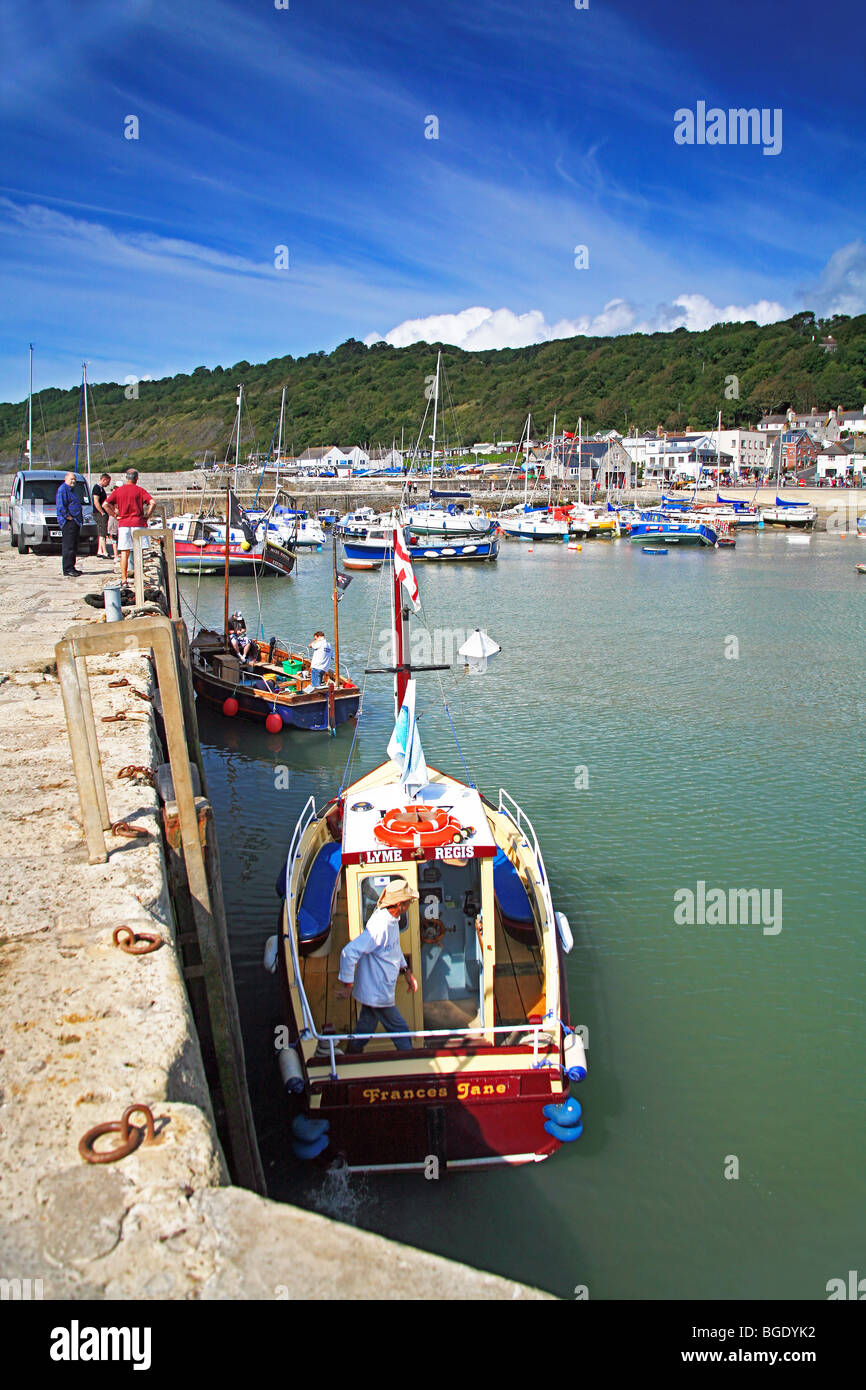Imbarcazione da diporto di prendere i turisti in viaggio di pesca da Lyme Regis Harbour Foto Stock