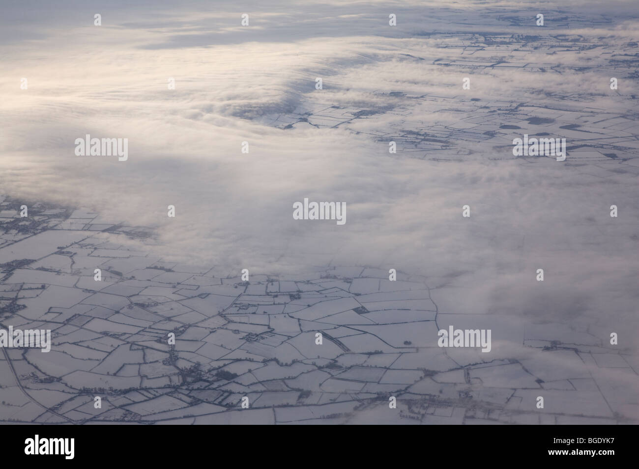 Ripresa aerea della nebbia di congelamento sulla coperta di neve i campi in Inghilterra Foto Stock