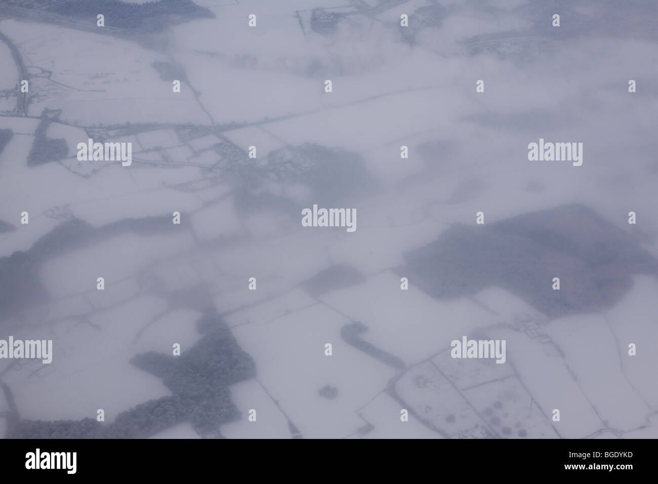 Ripresa aerea della nebbia di congelamento sulla coperta di neve i campi in Inghilterra Foto Stock