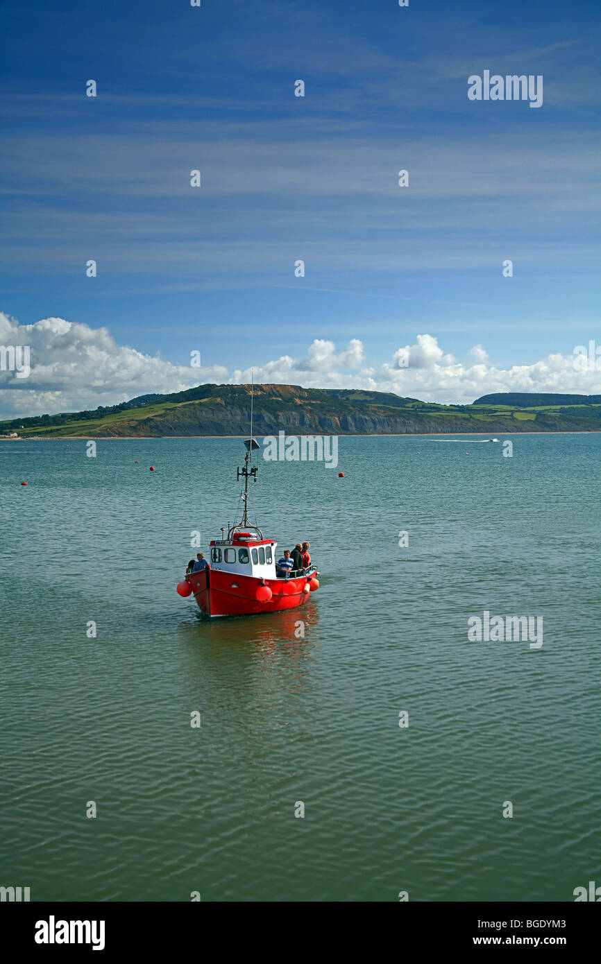 Imbarcazione da diporto tornando a vacanzieri sul viaggio di pesca a Lyme Regis Harbour Foto Stock