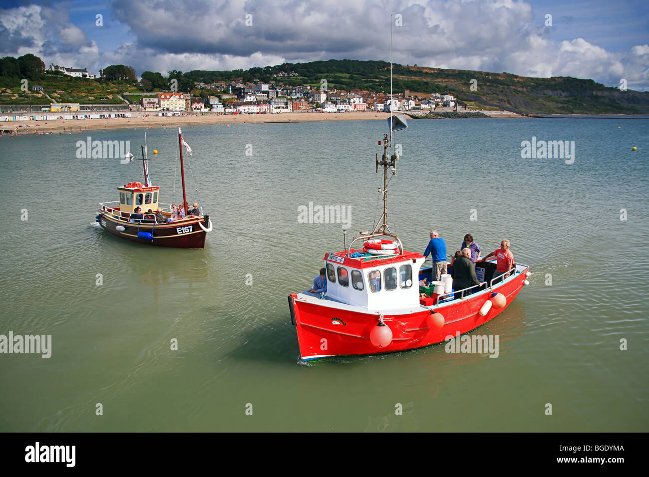 Imbarcazione da diporto di prendere i turisti in viaggio di pesca da Lyme Regis Harbour Foto Stock
