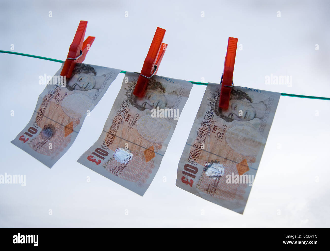 Dieci Pound note su una linea di lavaggio Foto Stock