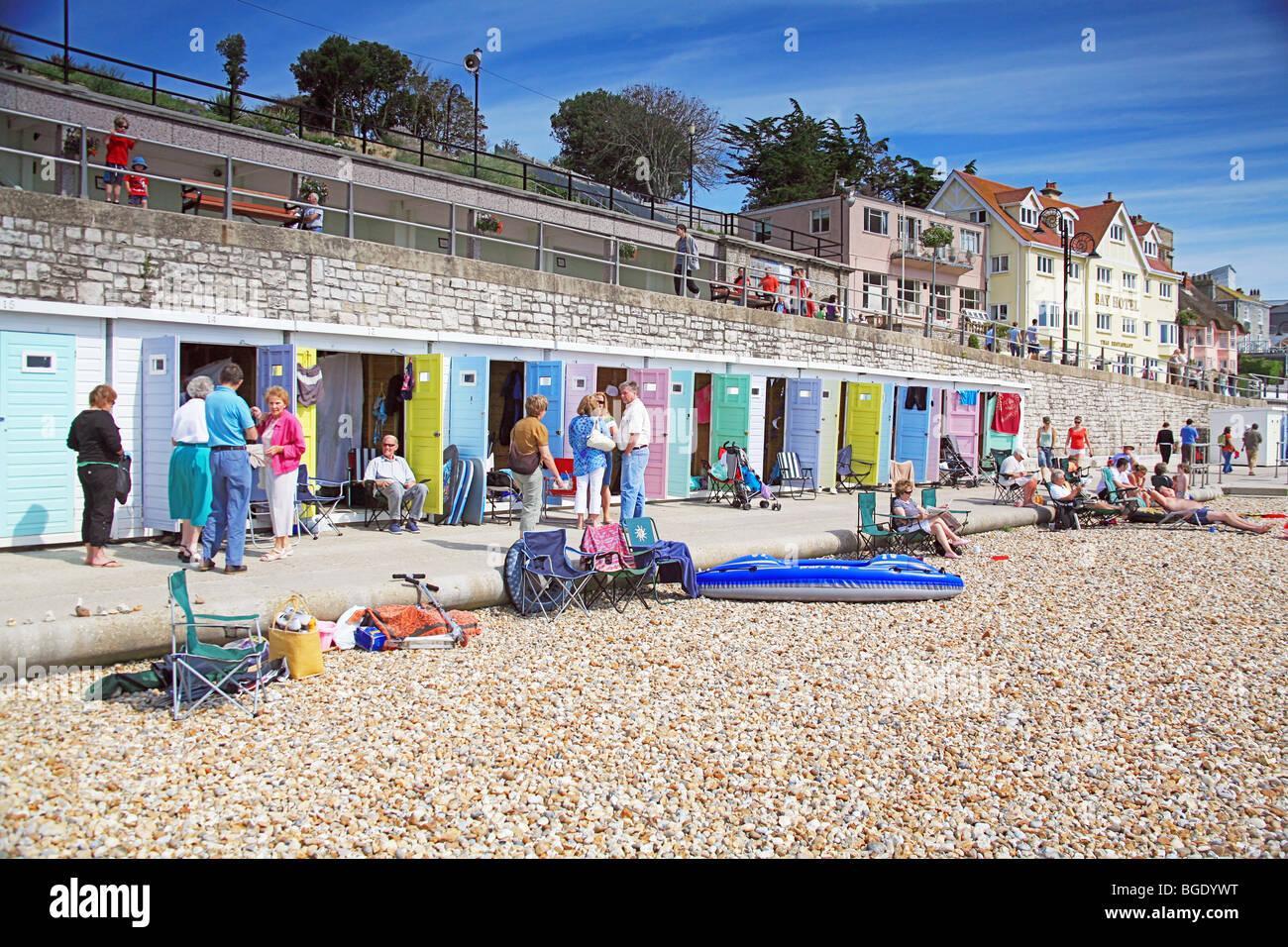 Pittoresca spiaggia di capanne sul mare a Lyme Regis, Dorset, England, Regno Unito Foto Stock