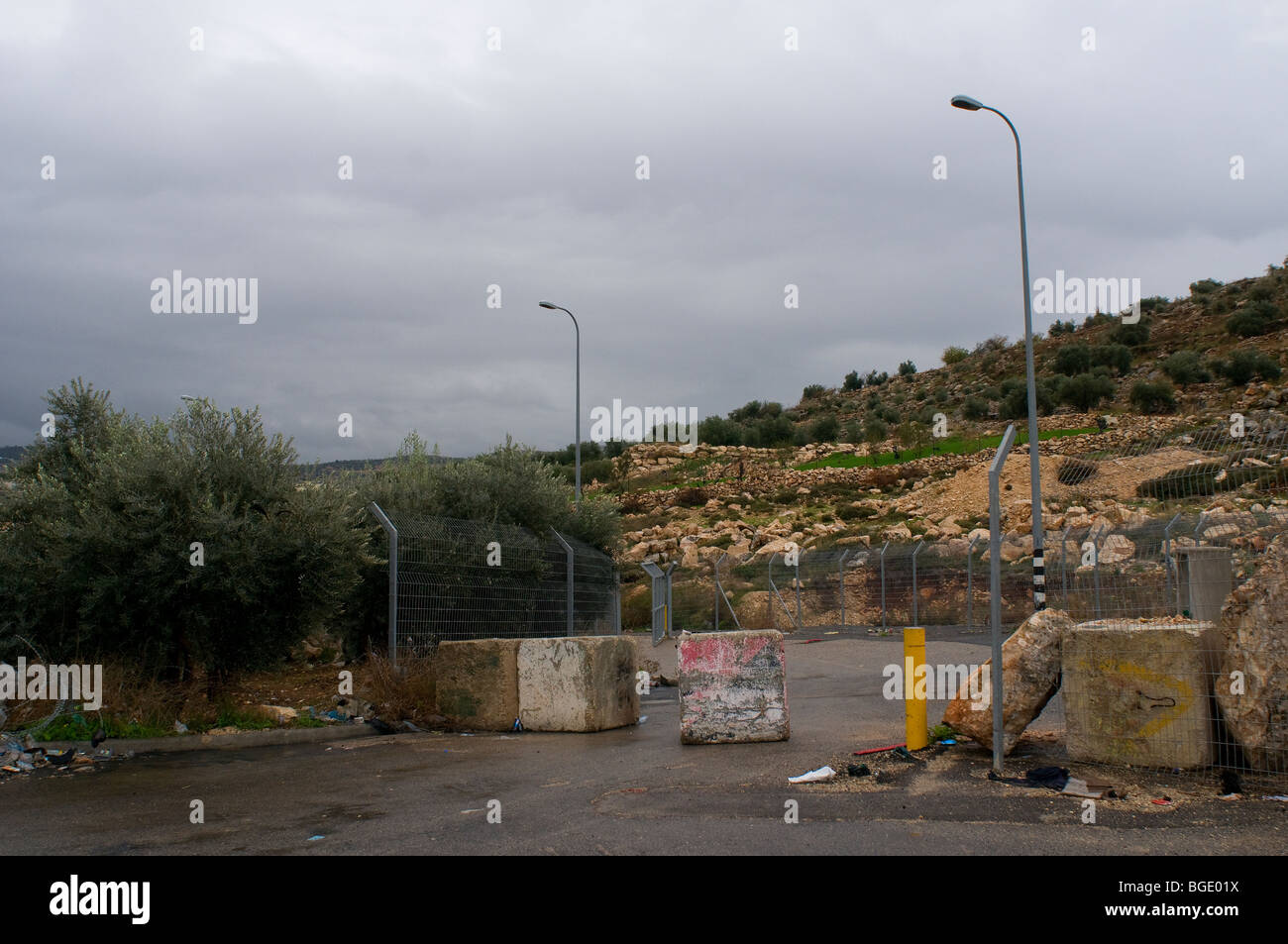 Intralcio senza equipaggio in una strada che conduce ad un villaggio palestinese off Route 443 vicino Città Ebraica di Modiin, Israele Foto Stock