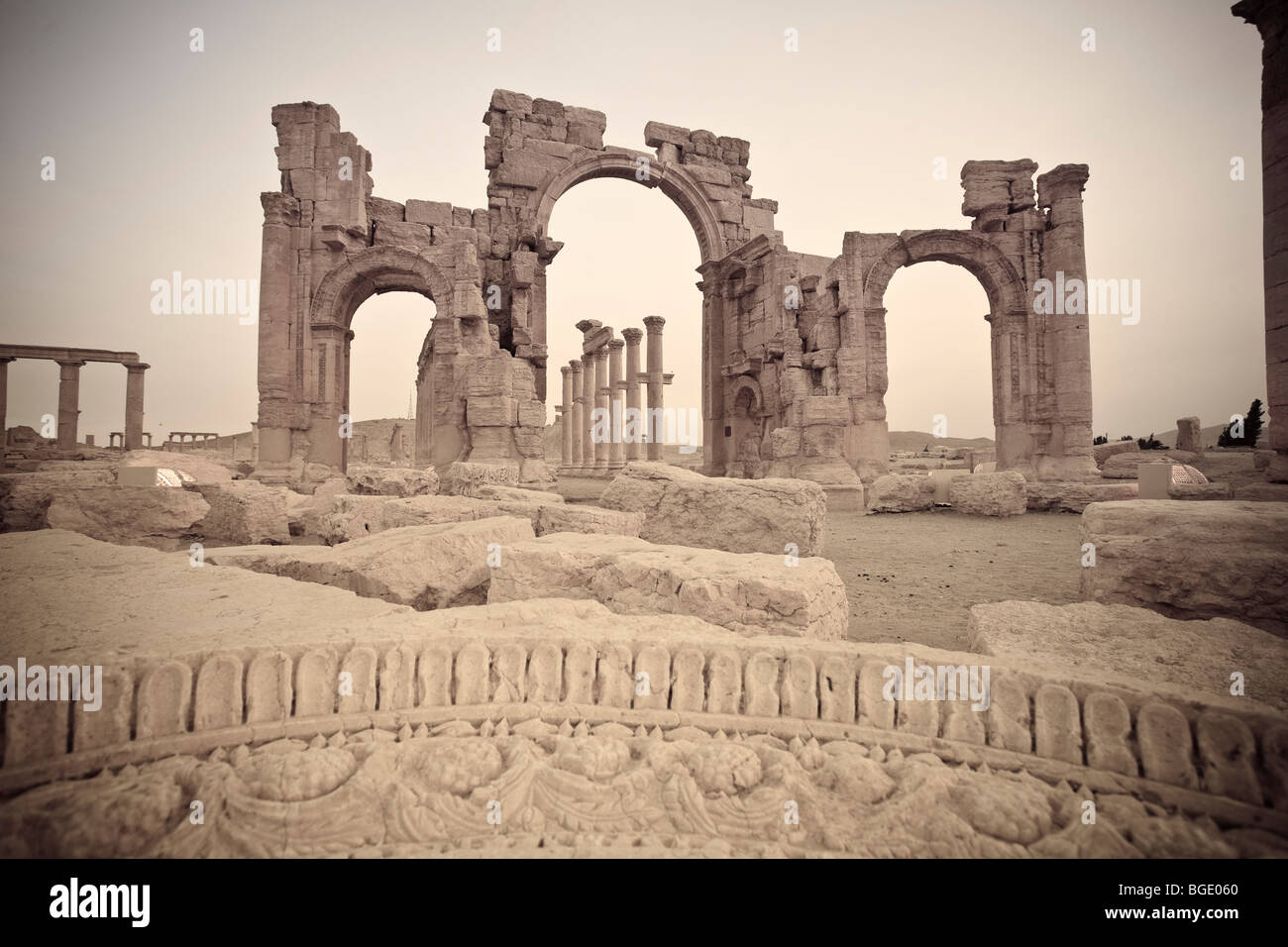 Siria, Palmyra rovine (Sito UNESCO), grande colonnato e monumentale arco Foto Stock