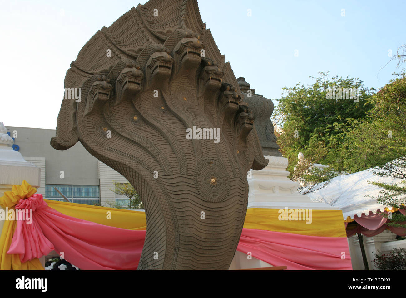 Statua di serpente all'ingresso di un tempio buddista a Bangkok, in Thailandia. Foto Stock