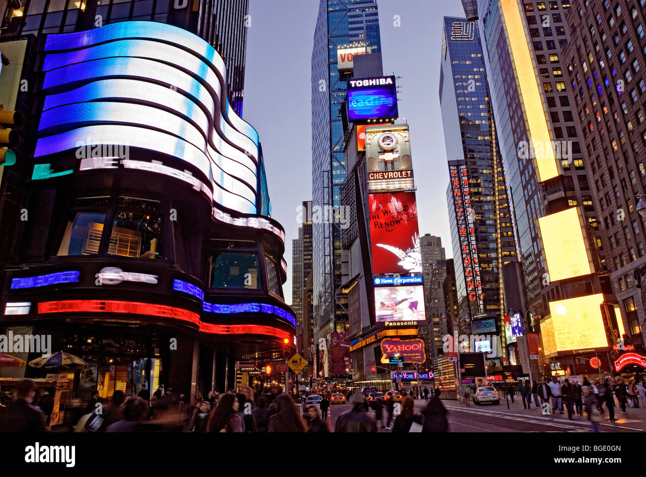 Times Square di New York City di notte Foto Stock