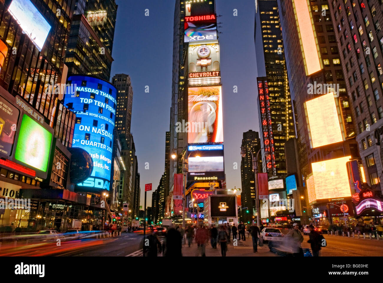 Times Square di New York City di notte Foto Stock