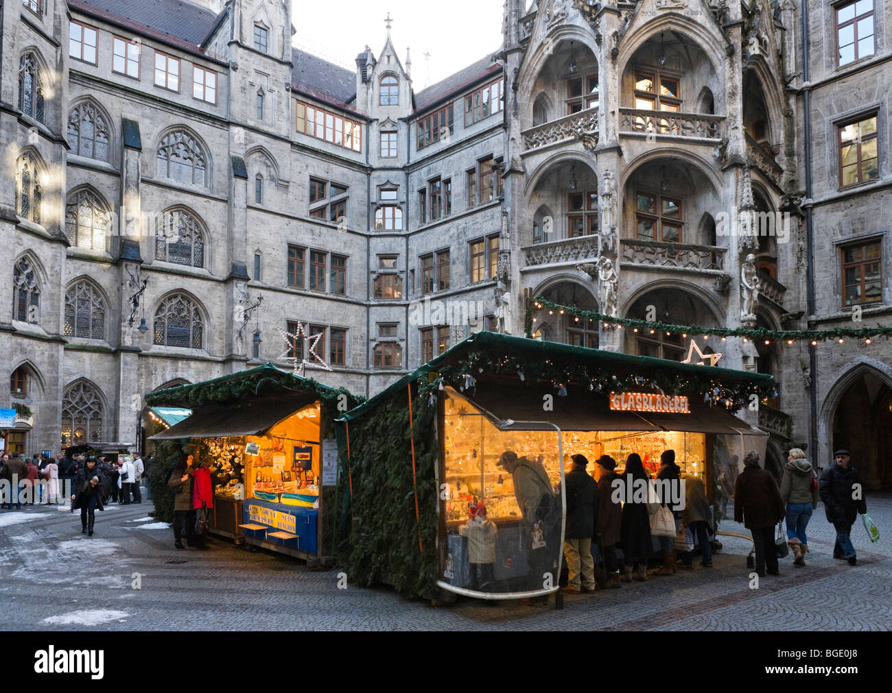 Mercatino di Natale nel cortile del nuovo municipio (Rathaus), Monaco di Baviera, Germania Foto Stock