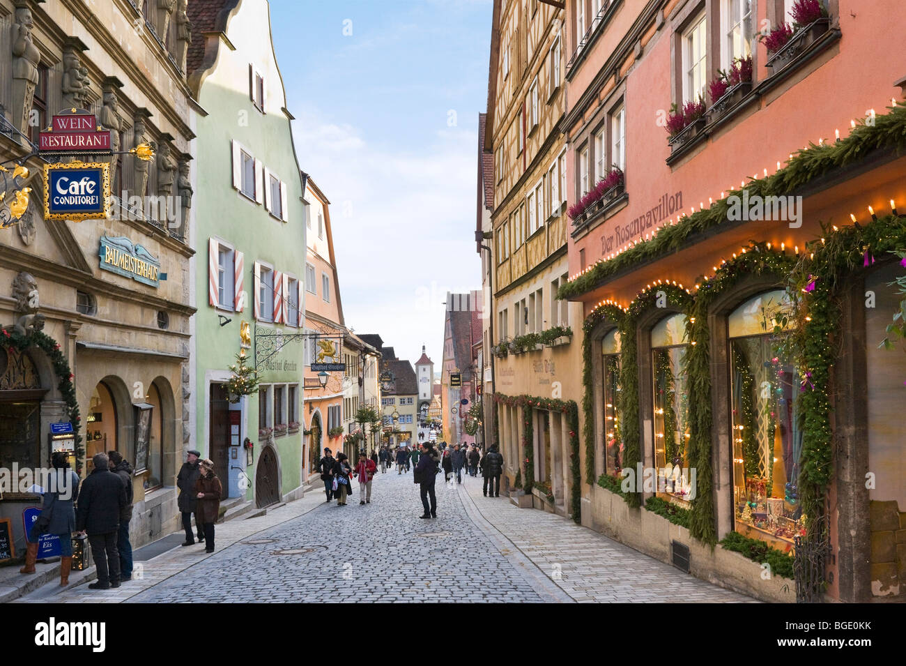 Negozi su Schmiedgasse (una delle strade principali della città), Rothenburg ob der Tauber, Baviera, Germania Foto Stock
