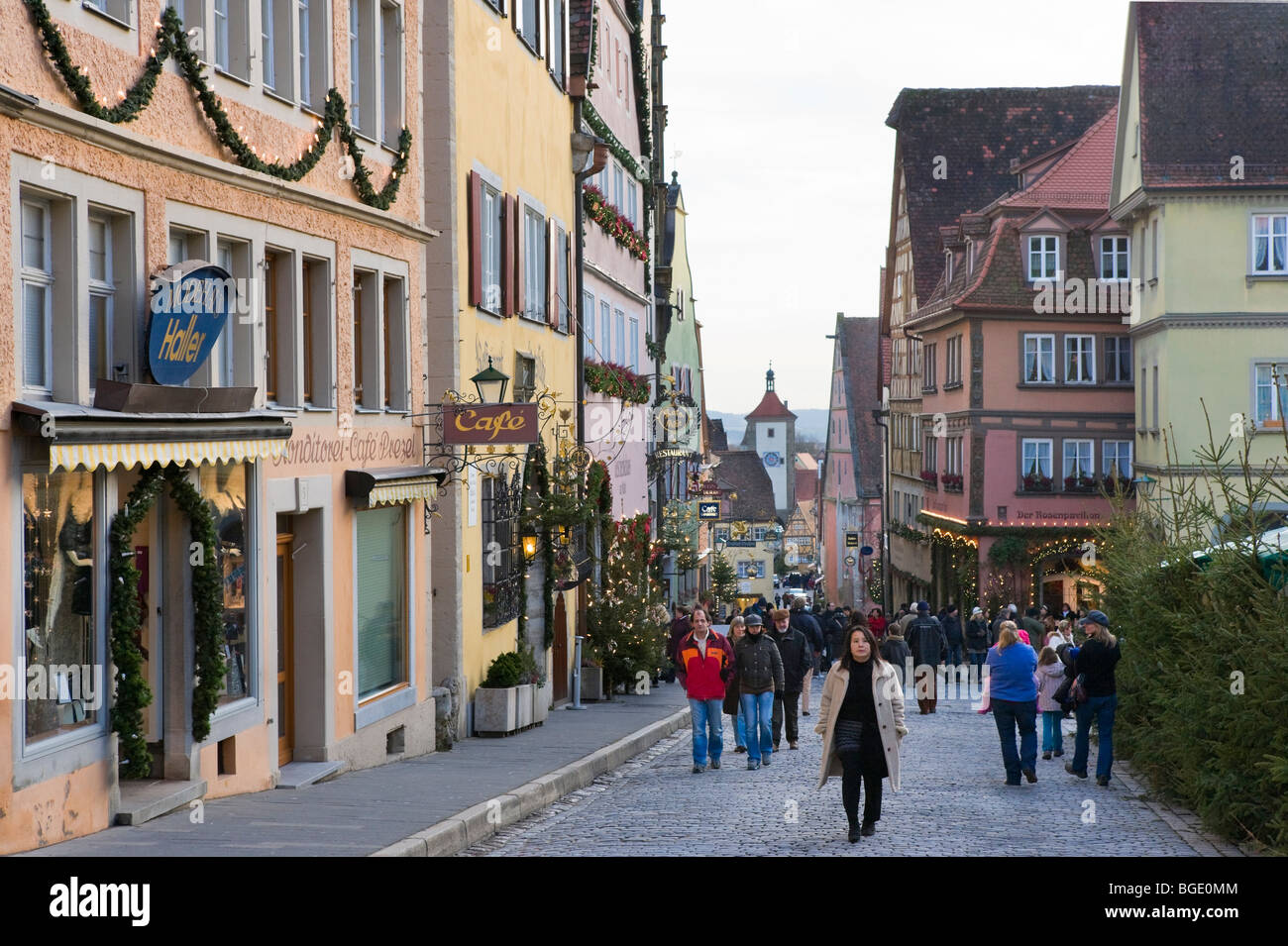 Vista dalla Marktplatz verso Schmiedgasse (una delle strade principali della città), Rothenburg ob der Tauber, Baviera, Germania Foto Stock