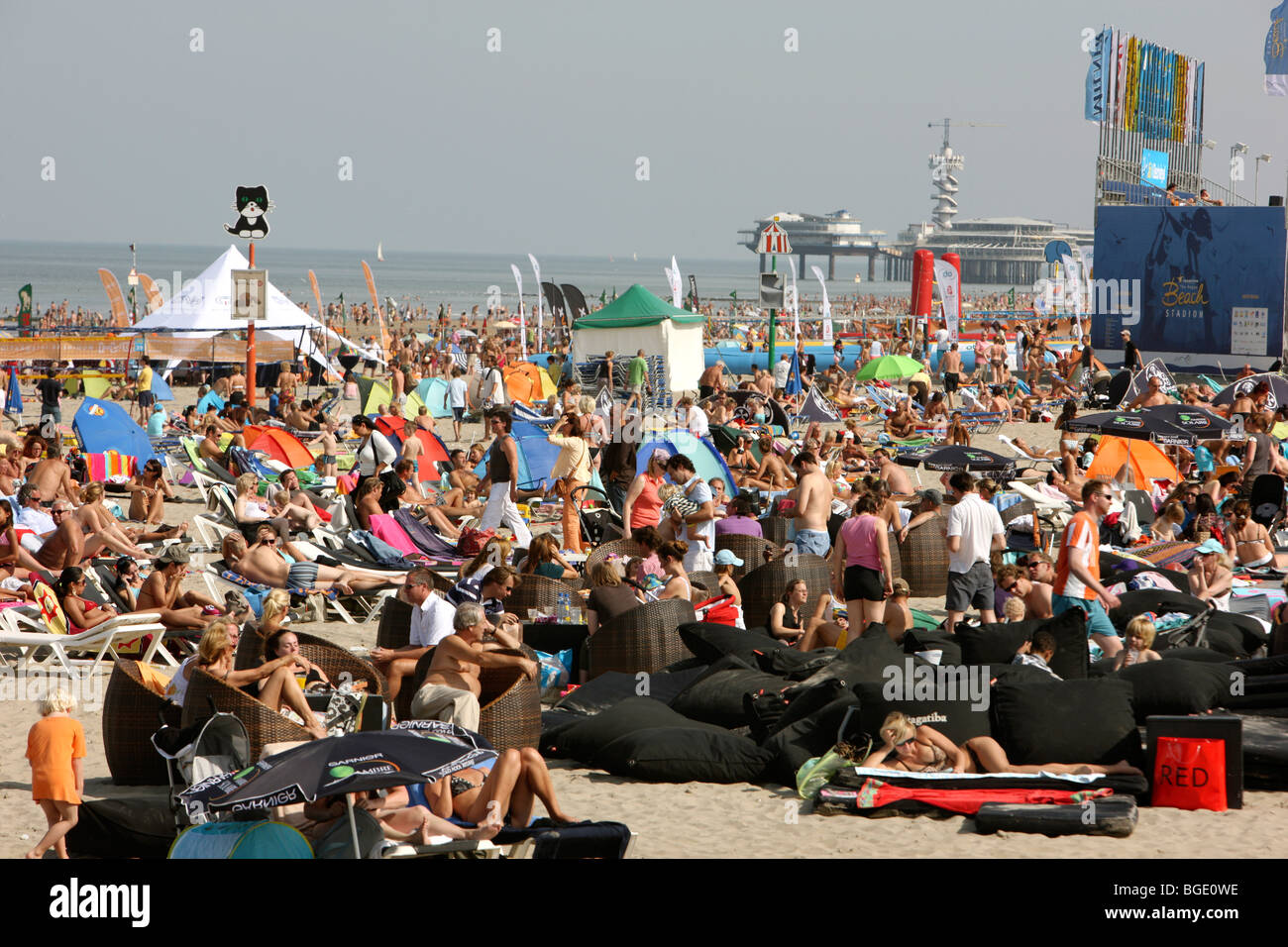Alta stagione presso la spiaggia di Scheveningen, Den Haag, più grande mare dei Paesi Bassi in Europa. Foto Stock