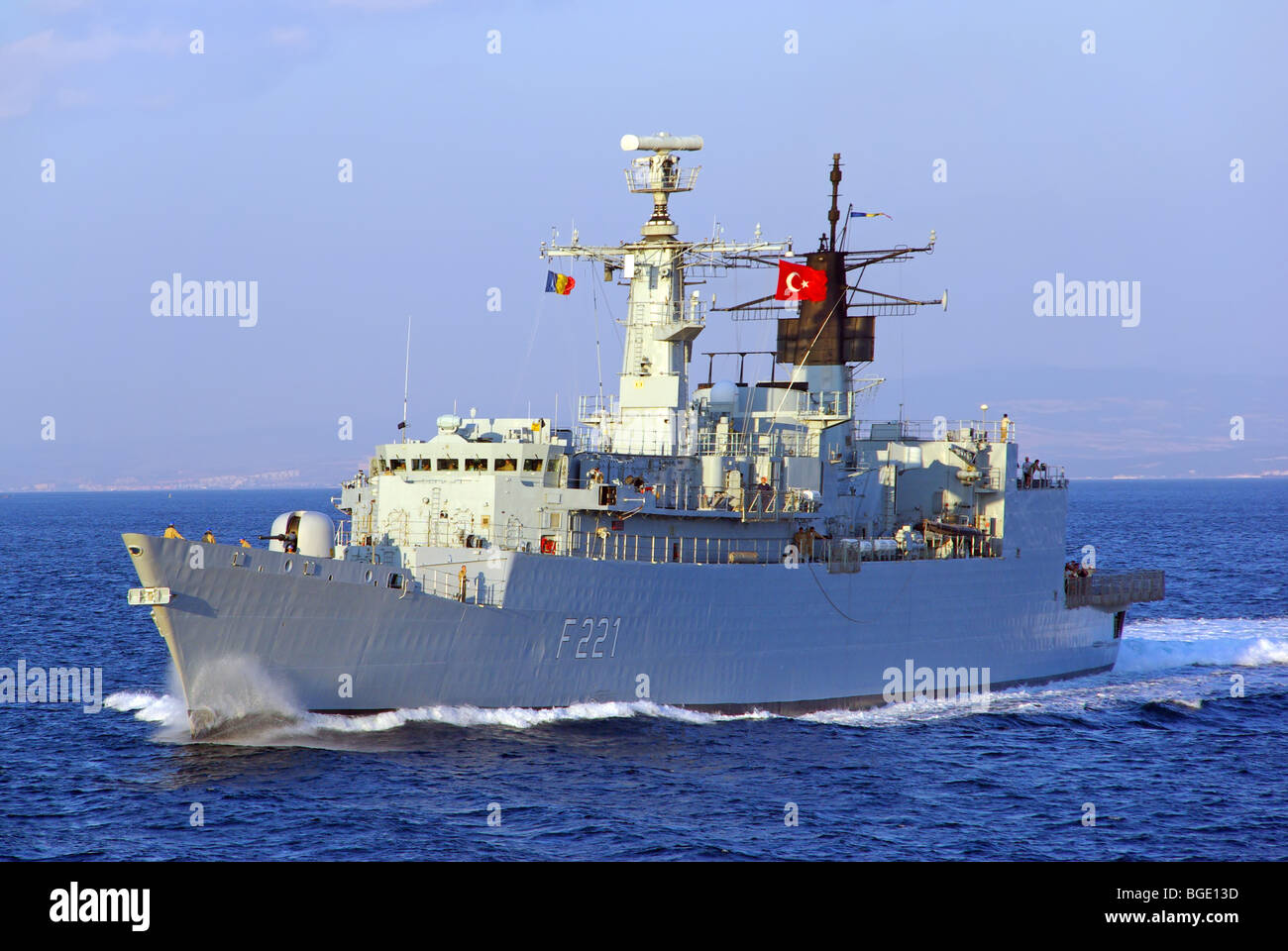 Dardanelli stretto tra la Turchia nebuloso costa & Gallipoli con la marina militare nave fregata F221 Regele Ferdinand in mare battenti Romanian &bandiera turca Foto Stock