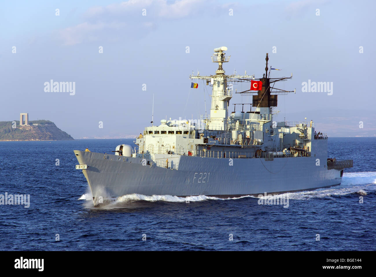 Marina militare nave fregata F221 Regele Ferdinand in mare stretto dei Dardanelli Gallipoli costa & Anzac memorial oltre i battenti rumeni e bandiera turca Foto Stock