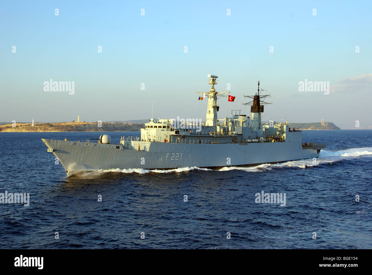 Marina militare nave fregata F221 Regele Ferdinand in mare stretto dei Dardanelli Gallipoli litorale Anzac memorials oltre i battenti romeno e bandiera turca Foto Stock