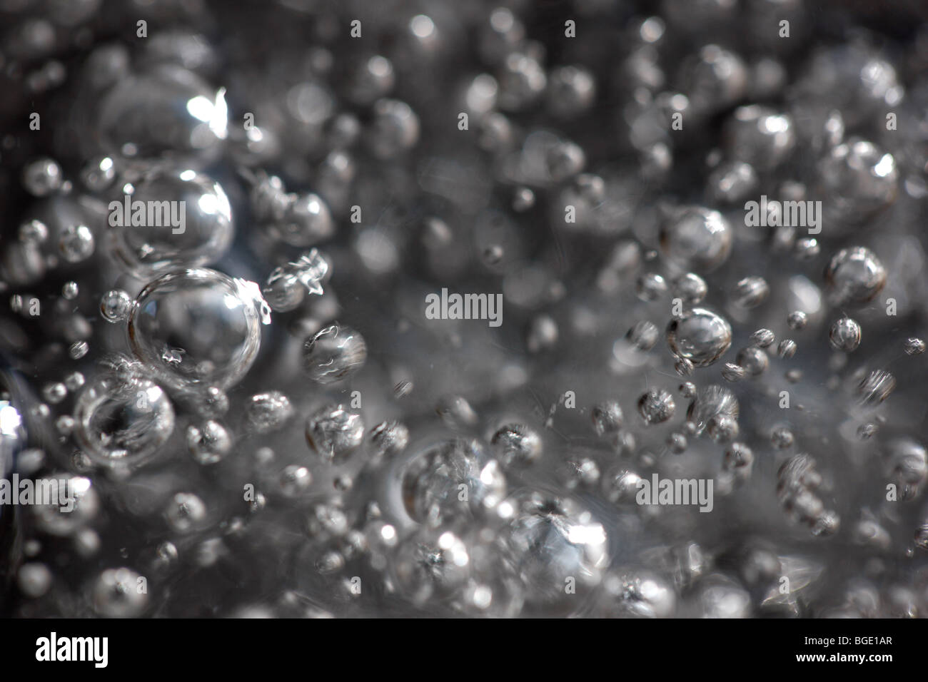 La formatura degli alveoli in un fluido, acqua minerale Foto Stock
