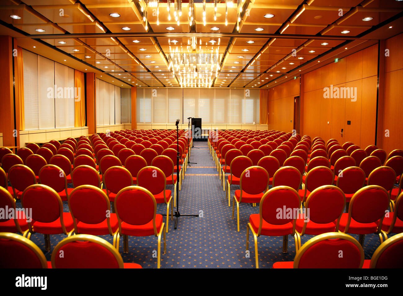 Sala conferenze con sedie rosse in righe Foto Stock