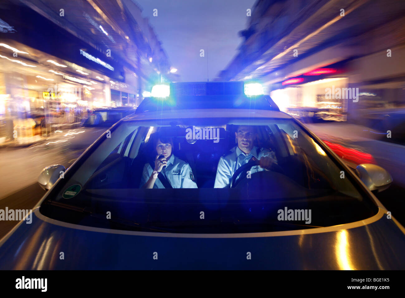 Gira in auto con il lampeggiante blu della Polizia - Piazza