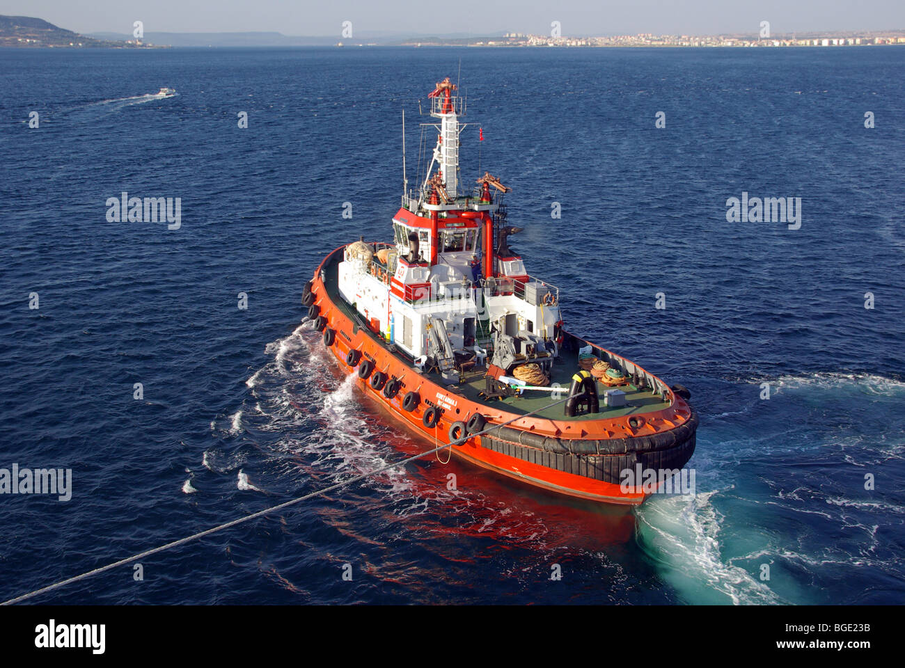 Rimorchiatore tow line liner di tiro uscire Canakkale porta in stretto dei Dardanelli Foto Stock
