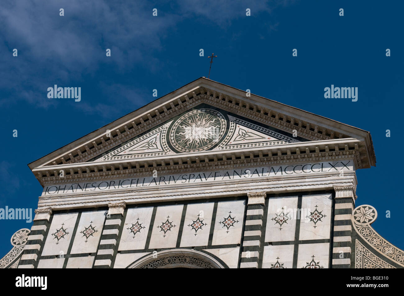 Dettaglio della parte superiore della facciata della Basilica di Santa Maria Novella a Firenze Foto Stock