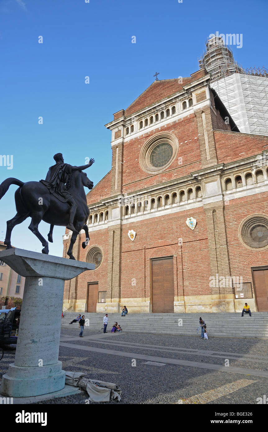 1937 Statua equestre chiamato Regisole da Francesco Messina in  rappresentanza di imperatore romano in Piazza del Duomo Pavia Italia Foto  stock - Alamy