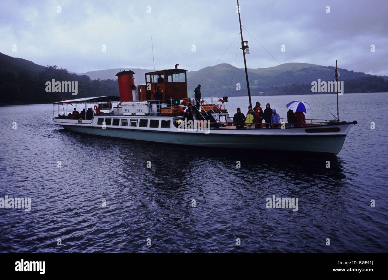 Ullswater ferry in un giorno di pioggia, appena si avvicina al molo un Howtown. Lake District. Cumbria. England Regno Unito. Foto Stock