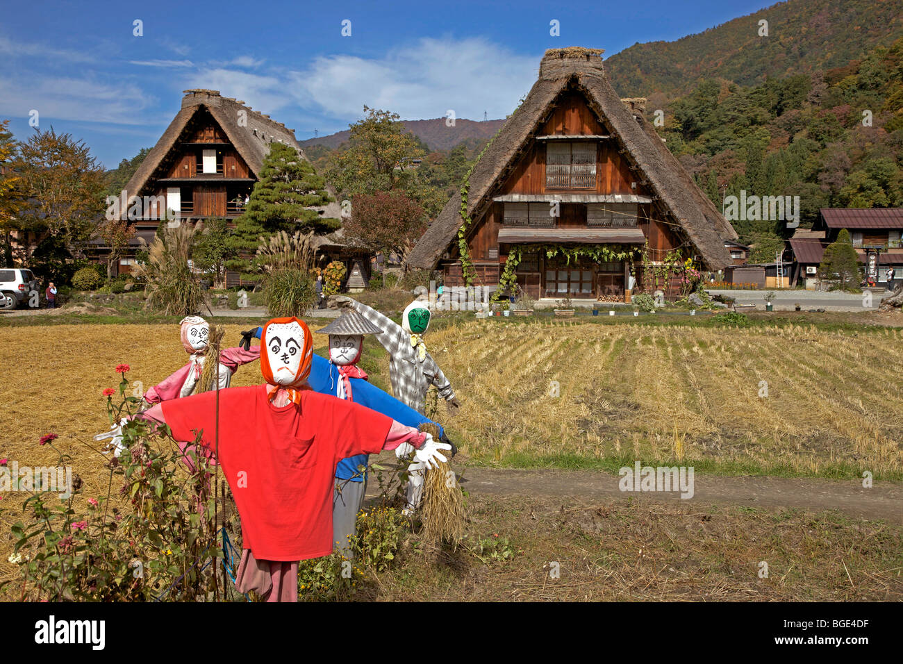 Con il tetto di paglia tradizionali case coloniche a Shirakawa Go village, Prefettura di Gifu, Giappone Foto Stock