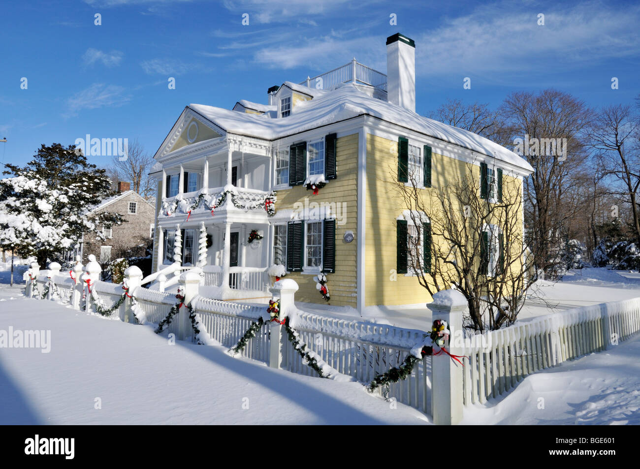 Dimora storica in Falmouth, Cape Cod, decorato per il Natale con un fresco e forte nevicata Foto Stock