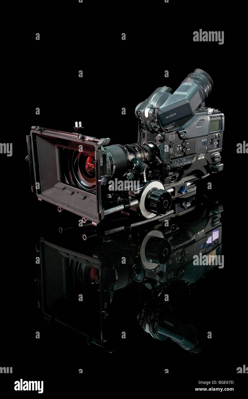 Studio la foto del prodotto di un moderno filmato digitale Fotocamera su uno sfondo nero. Foto Stock