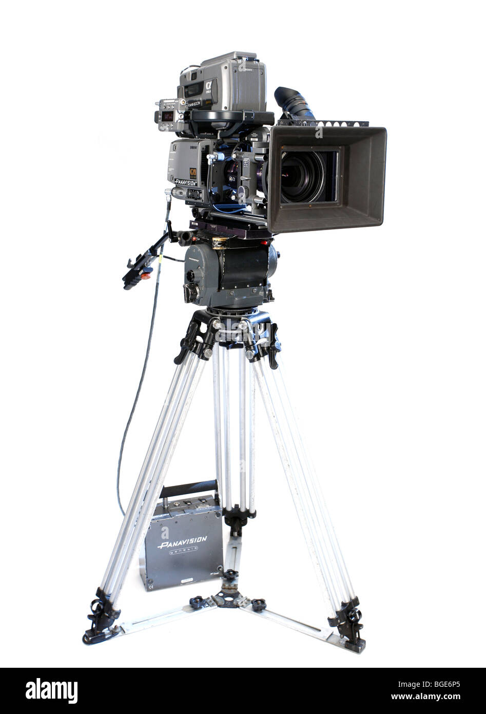 Studio la foto del prodotto di una Panavision Genesis moderno filmato digitale Fotocamera su uno sfondo bianco. Lunghezza completa con testa e treppiedi. Foto Stock