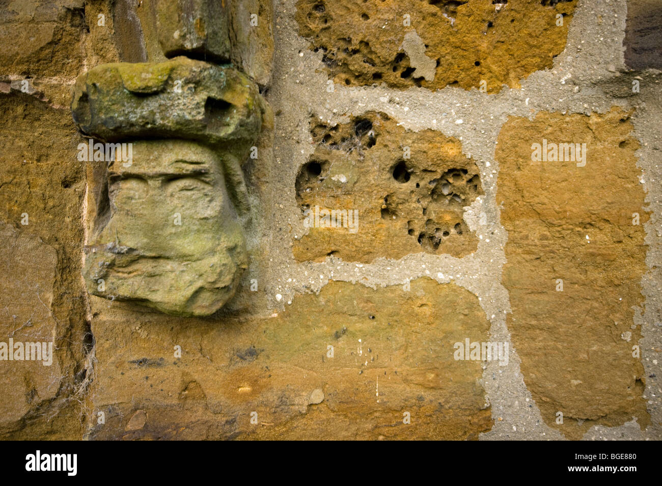 Un sfigurato volto scolpito su Abington Chiesa,Northampton Foto Stock