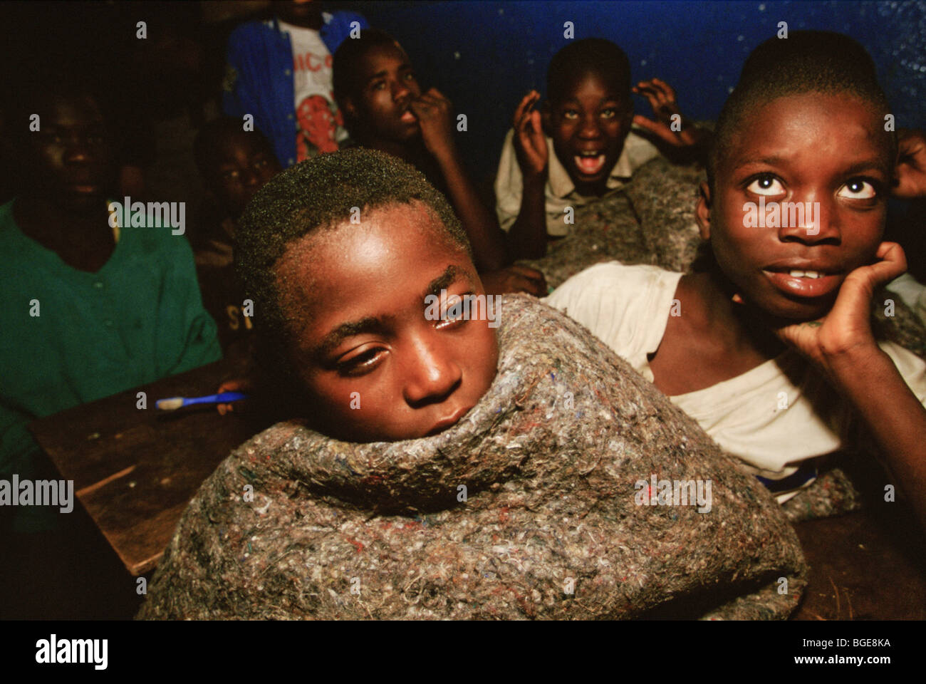 Ragazzi in un centro di accoglienza per senza tetto dei bambini di strada di Luanda, in Angola Foto Stock