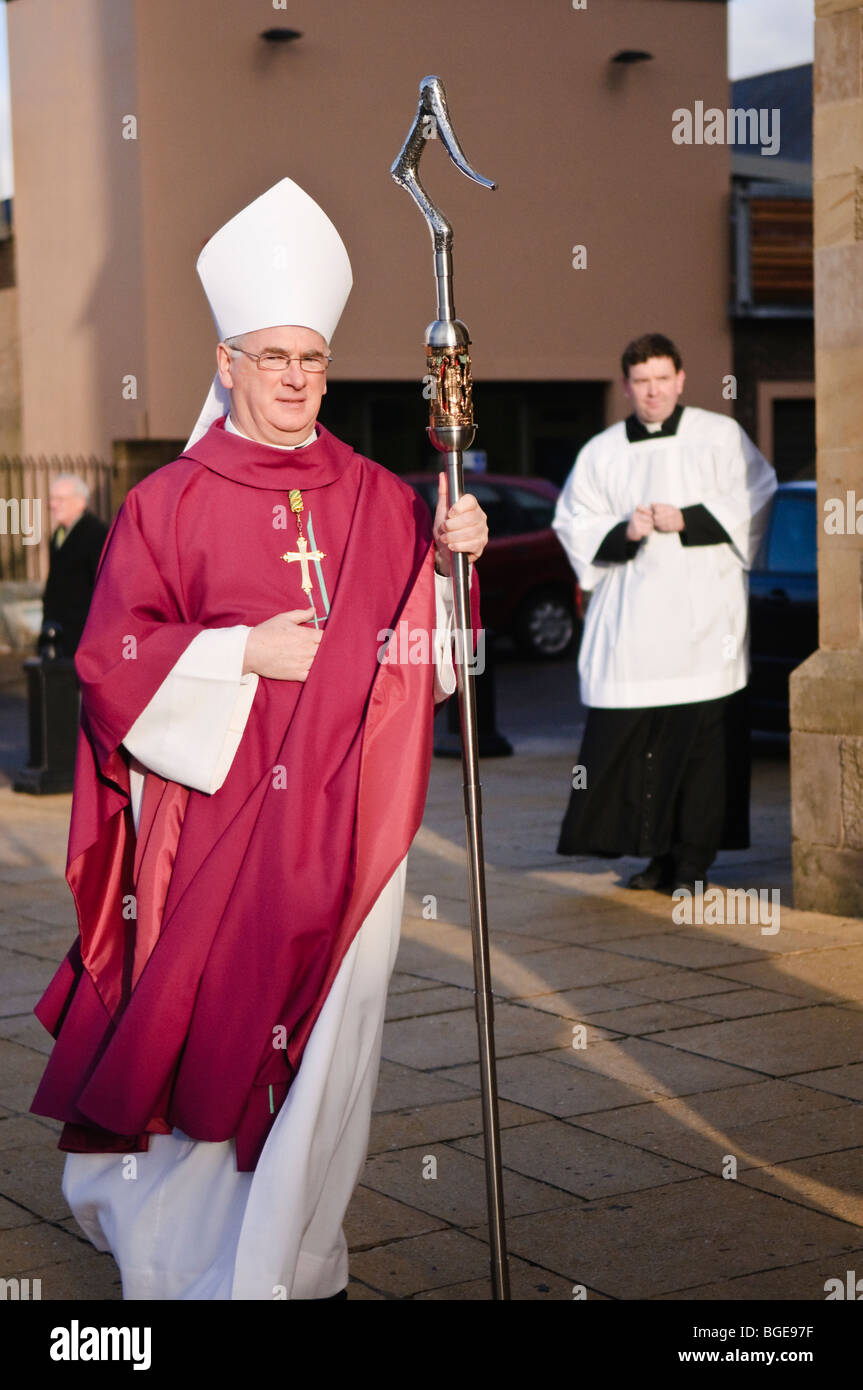 Il vescovo Noel Treanor arriva per una messa di Requiem per Il Cardinale Cahal Daly, ex Primate di tutta l'Irlanda, 2 gennaio 2010 Foto Stock