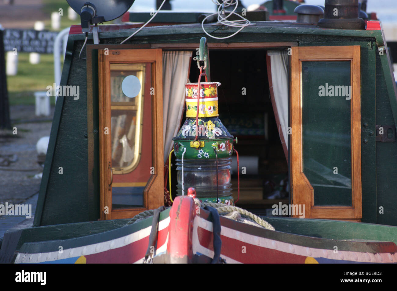 Dipinto narrowboat lanterna, Stanstead serratura, fiume Lea navigazione, Ware Hertfordshire, Inghilterra Foto Stock
