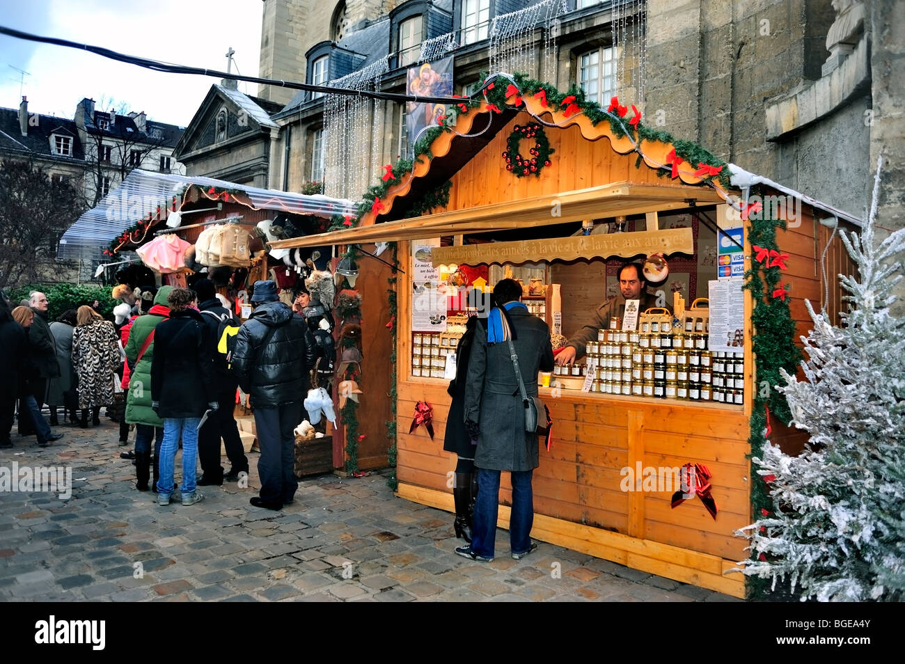 Parigi, Francia, piccola folla di gente che fa shopping nei tradizionali mercatini di Natale, Honey Shop, "Saint Germain des Prés" Street Vendor Foto Stock