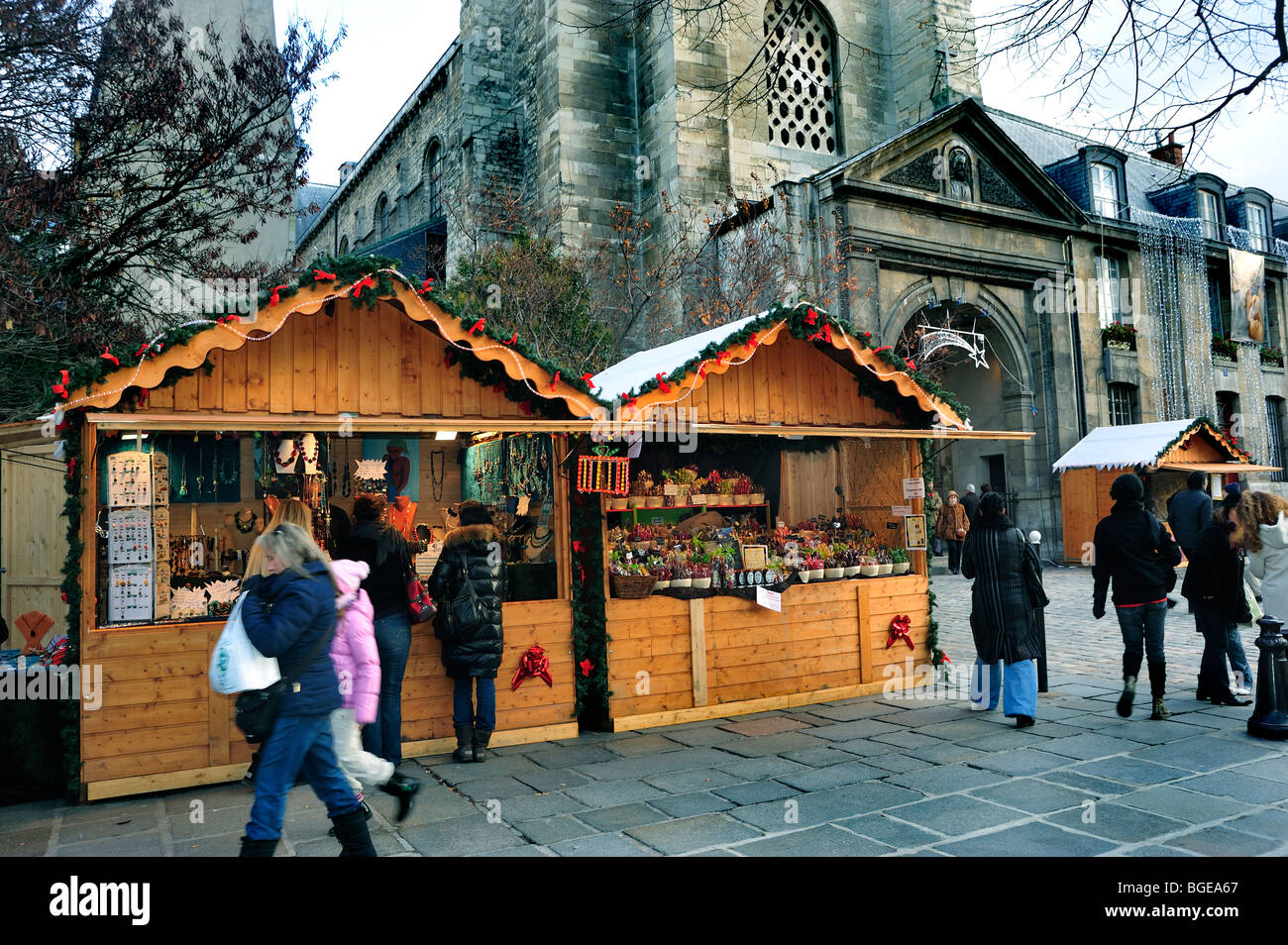 Parigi, Francia, Shopping di Natale, folla gente mercato tradizionale di Natale, 'Saint Germain des Prés' Natale a Parigi Foto Stock