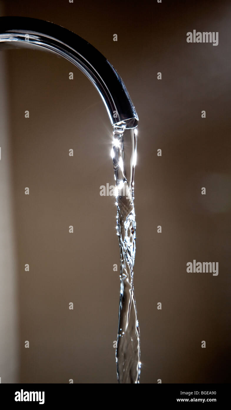 Acqua che scorre da un rubinetto domestica. Foto Stock