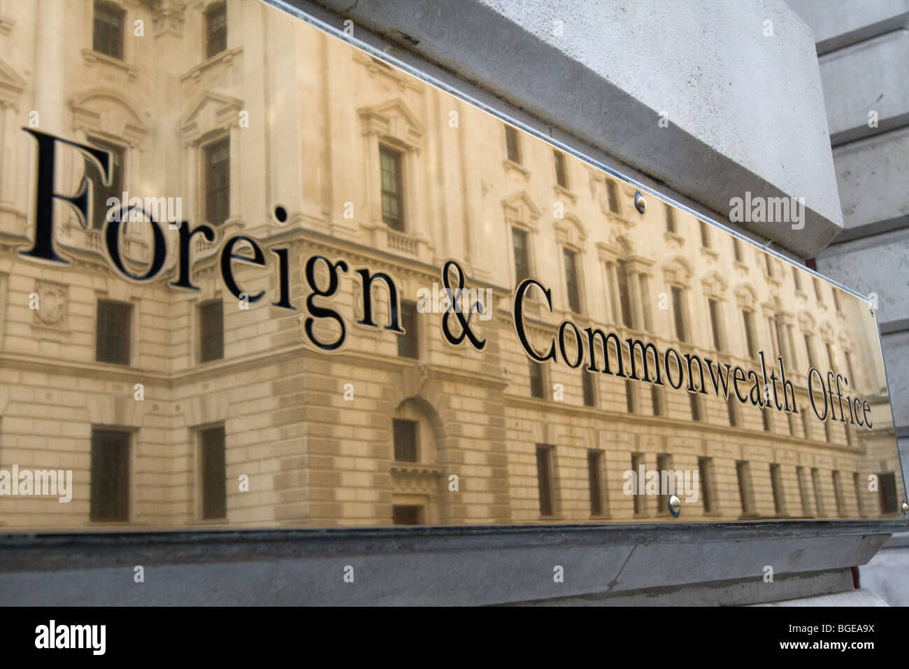 Gli edifici del governo si riflette nella targa in ottone del Foreign & Commonwealth Office di Londra, Regno Unito Foto Stock