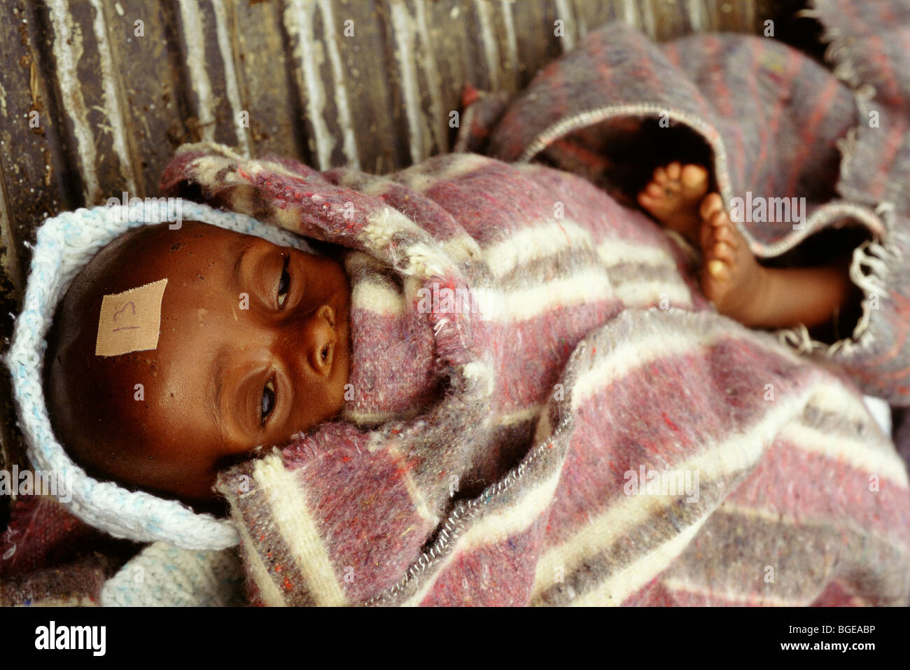 Kibimba Camp, Goma, Agosto 1994. Questo bambino nel campeggio orfanotrofio è appena morto nonostante gli sforzi di aiuto-lavoratori per salvare lui. Foto Stock