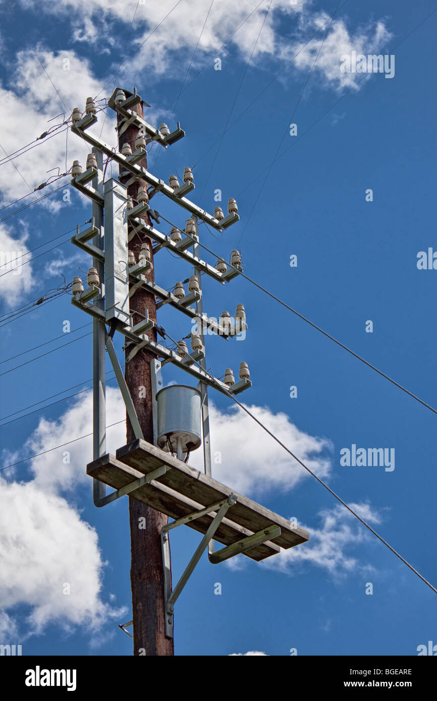Una linea telefonica sparato contro il cielo blu. Foto Stock