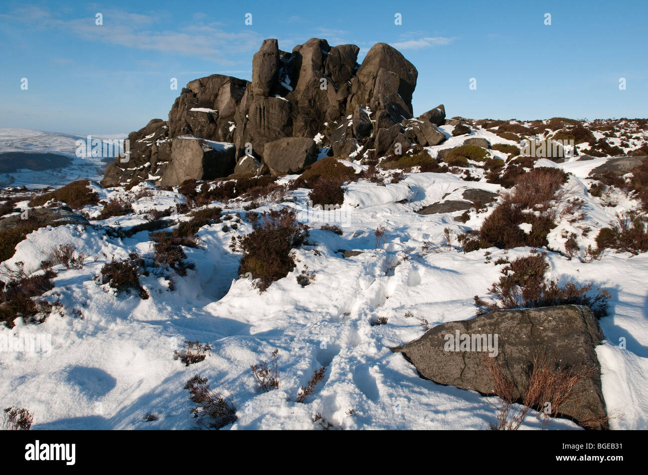 Il promontorio roccioso a Simon della Seat, Barden cadde, Yorkshire su un luminoso gli inverni di giorno Foto Stock