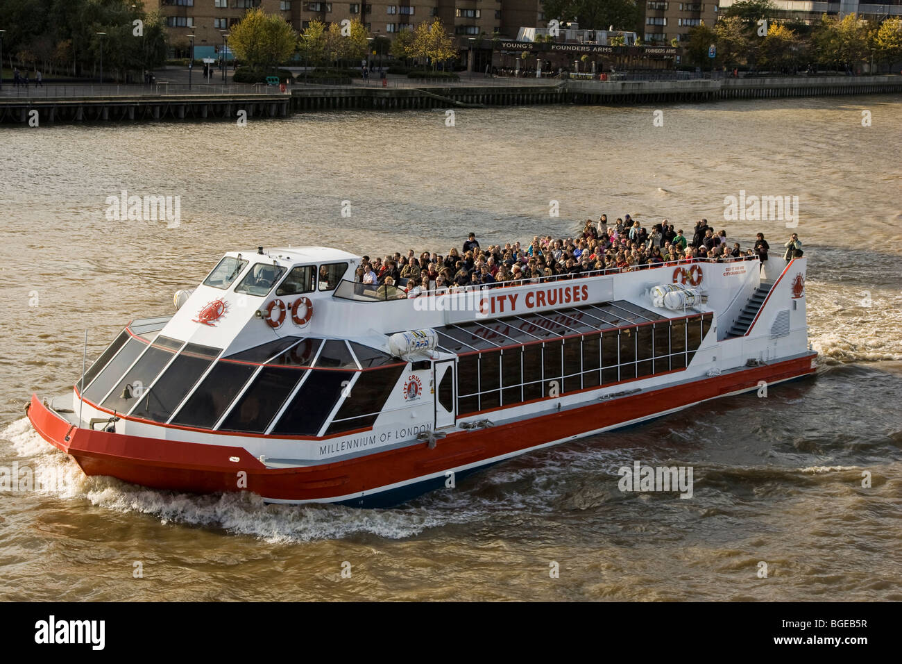 Tour in barca sul Tamigi a Londra nel crepuscolo. Foto Stock