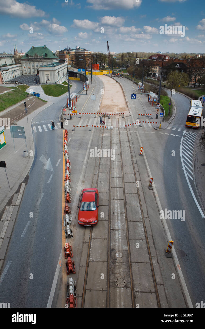 Un rosso auto parcheggiate in tra blocchi stradali. Foto Stock