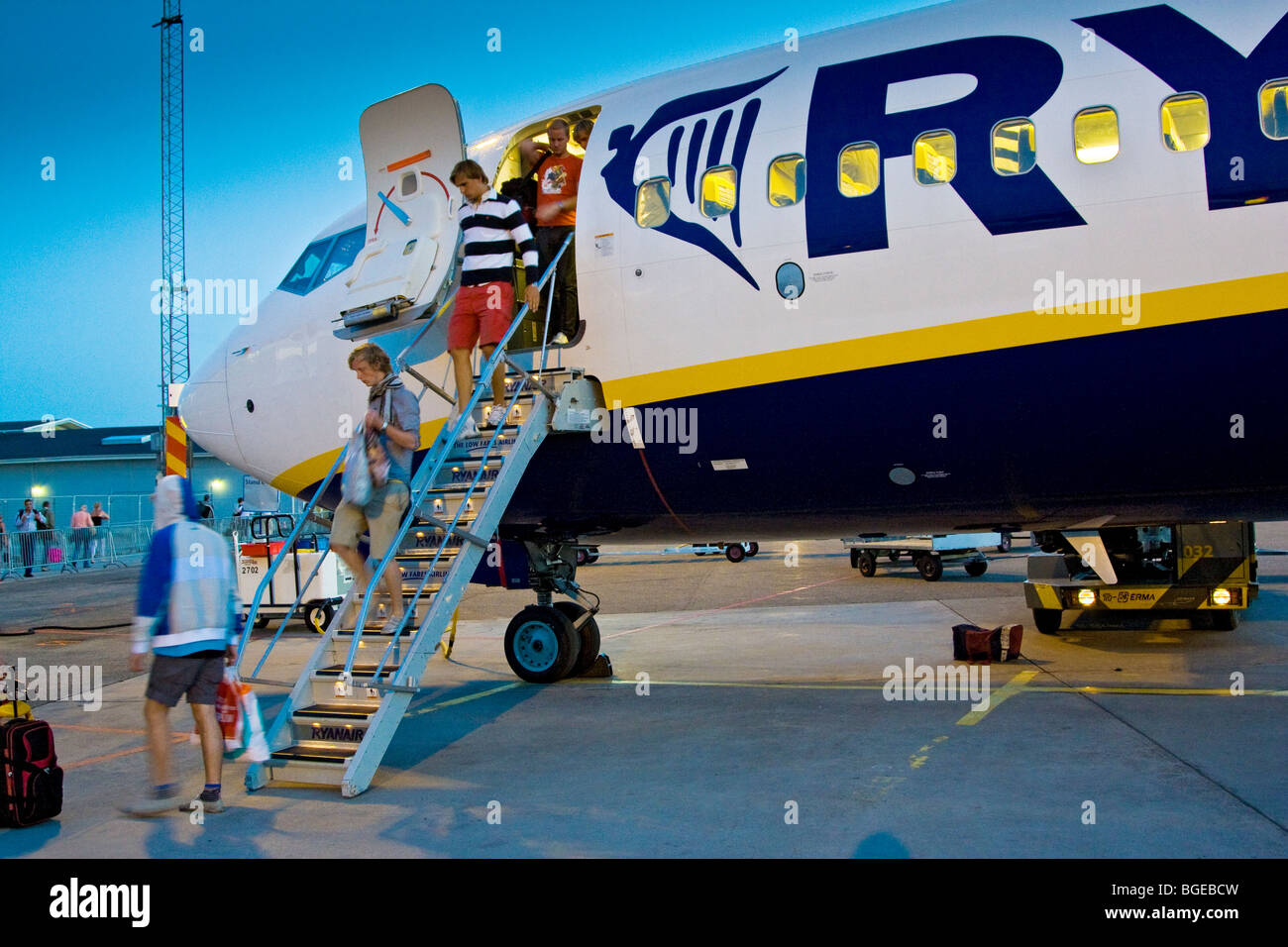 Ryan air passeggeri lasciare un aereo dopo un volo. Foto Stock
