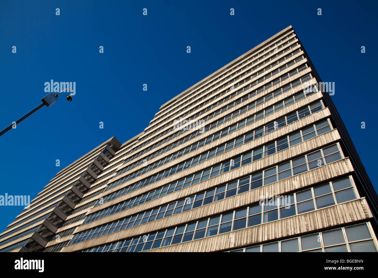 Videocamera di sicurezza & Office Block Foto Stock