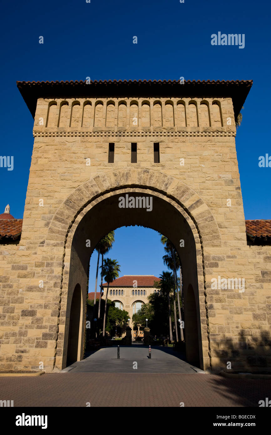 Ingresso ad arco a principale quad in una limpida giornata di sole con cieli azzurri, Stanford University, Stanford, in California, Stati Uniti d'America. Foto Stock