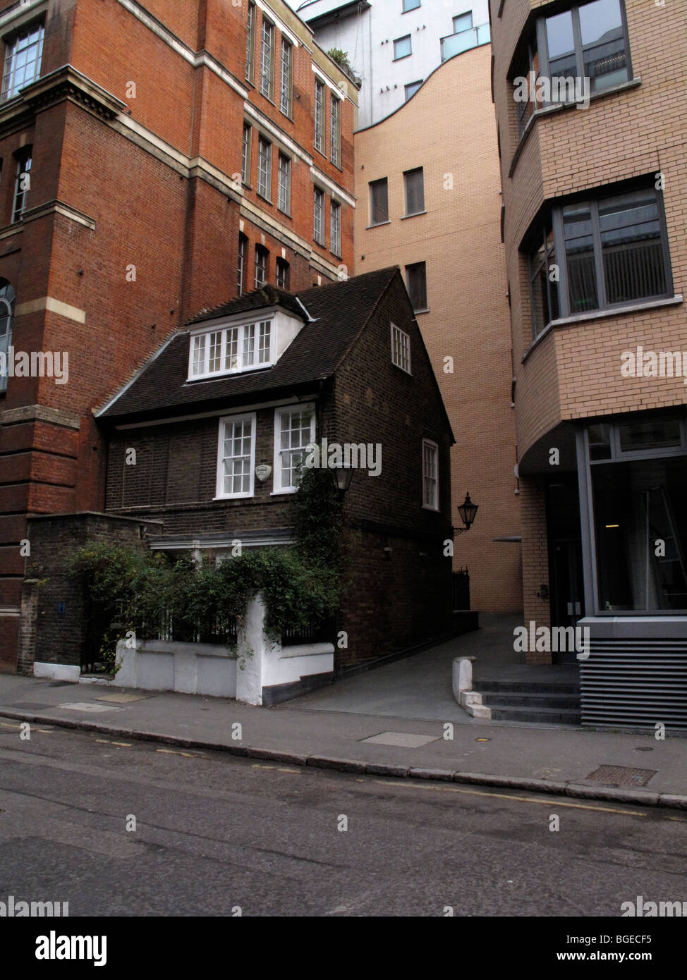 Tiny London House sopraffatte tra ufficio moderno strutture, South Bank di Londra, Regno Unito. Foto Stock