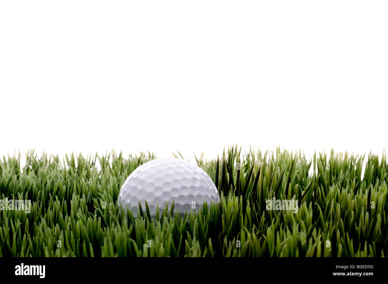 L'immagine orizzontale di un bianco pallina da golf su erba verde Foto Stock