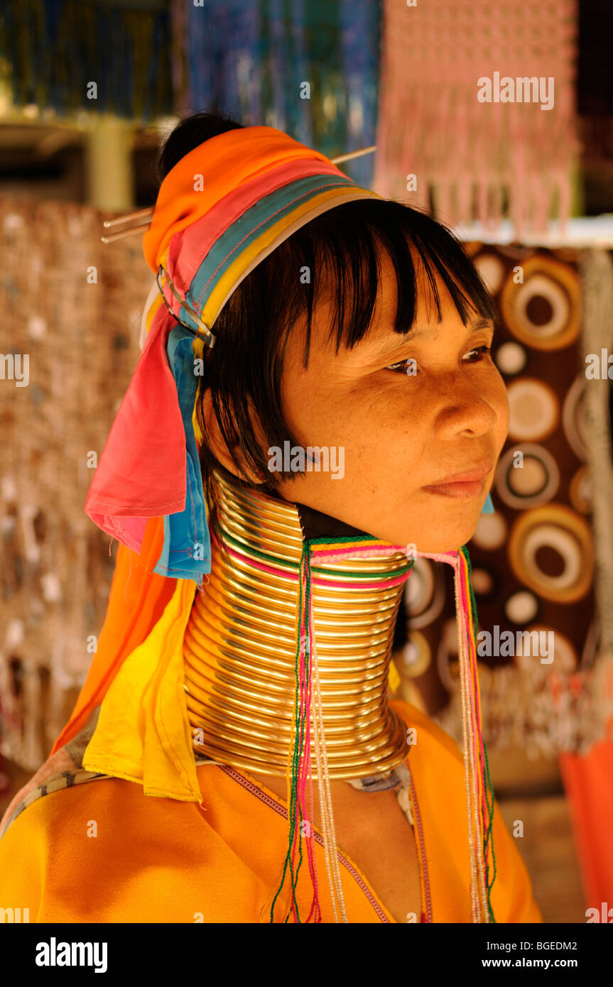 Thailandia; Mae Hong Son; Nai Soi; Ritratto di un 'lungo' a collo alto donna della tribù Karen Foto Stock